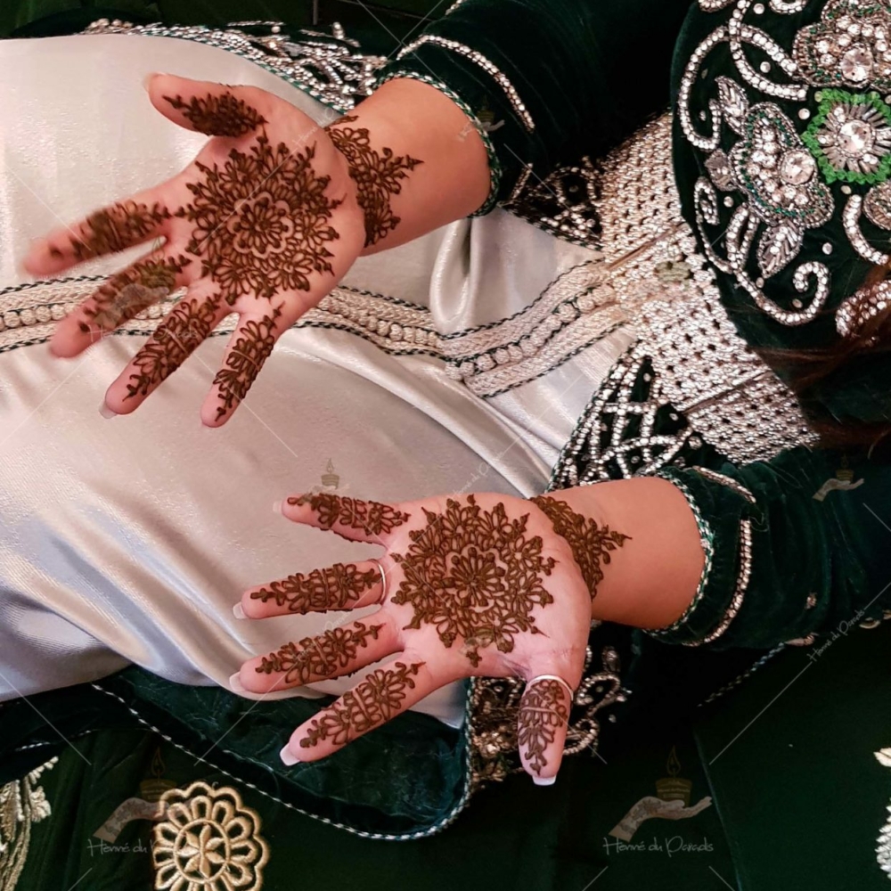 prestation henné du paradis mariage paris naturel henna henne domicile hlel tatouage fiancailles fassi mehendi day pas cher noir blanc rouge ile de france pose 78 yvelines mureaux poissy meulan argenteuil invitee main mariée