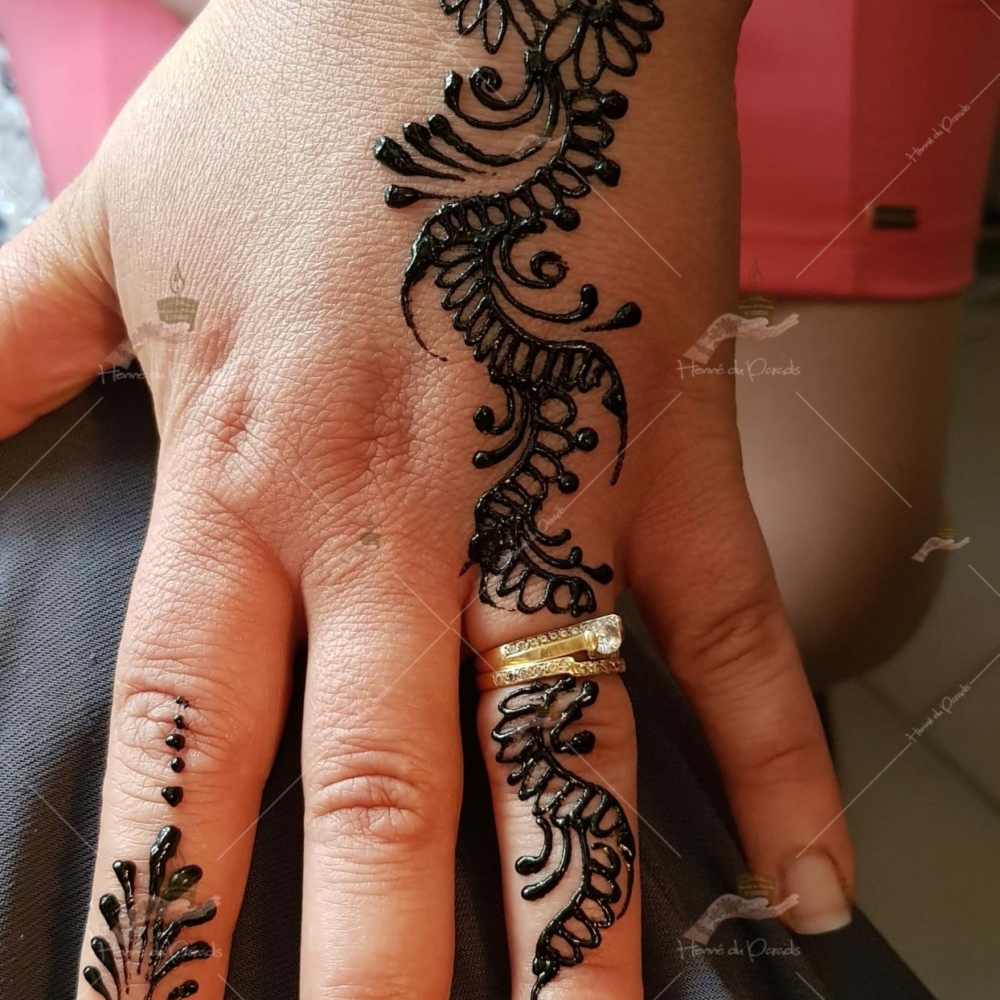 prestation henné du paradis mariage paris naturel henna henne domicile hlel tatouage fiancailles fassi mehendi day pas cher noir blanc rouge ile de france pose 78 yvelines mureaux poissy meulan argenteuil invitee main mariée