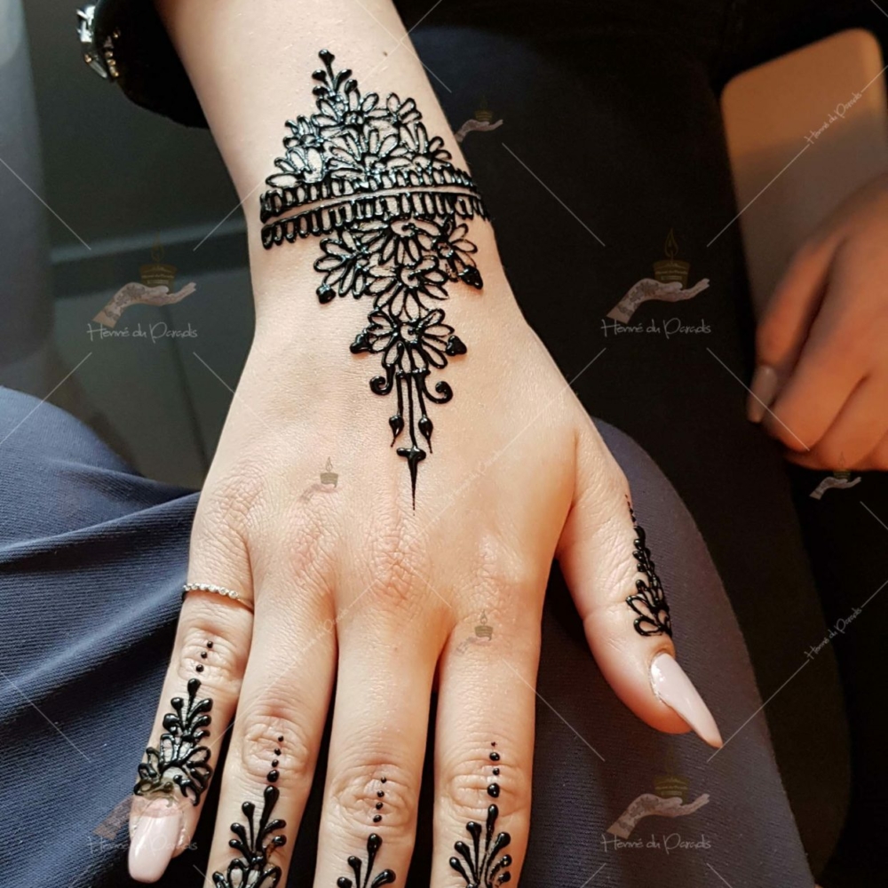 prestation henné du paradis mariage paris naturel henna henne domicile hlel tatouage fiancailles fassi mehendi day pas cher noir blanc rouge ile de france pose 78 yvelines mureaux poissy meulan argenteuil invitee main mariée