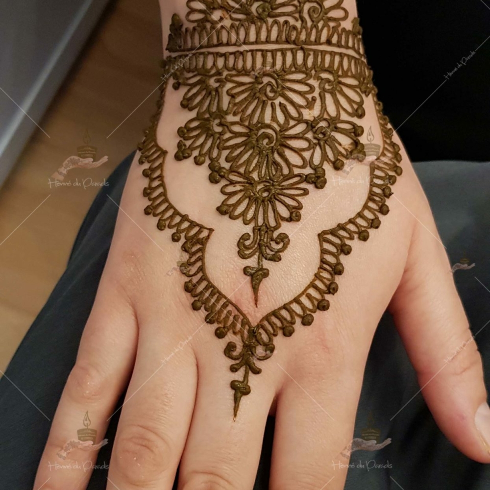 prestation henné du paradis mariage paris naturel henna henne domicile hlel tatouage fiancailles fassi mehendi day pas cher noir blanc rouge ile de france pose 78 yvelines mureaux poissy meulan argenteuil invitee main mariée