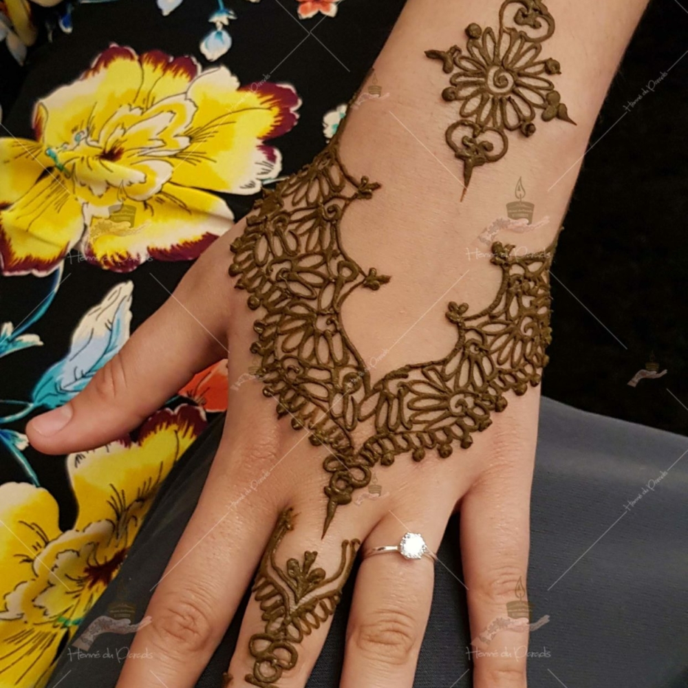 prestation henné du paradis mariage paris naturel henna henne domicile hlel tatouage fiancailles fassi mehendi day pas cher noir blanc rouge ile de france pose 78 yvelines mureaux poissy meulan argenteuil invitee main mariée