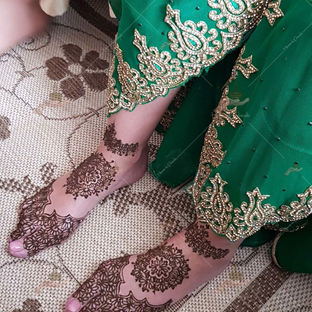 prestation henné du paradis mariage paris naturel henna henne domicile hlel tatouage fiancailles fassi mehendi day pas cher noir blanc rouge ile de france pose 78 yvelines mureaux poissy meulan argenteuil invitee main mariée