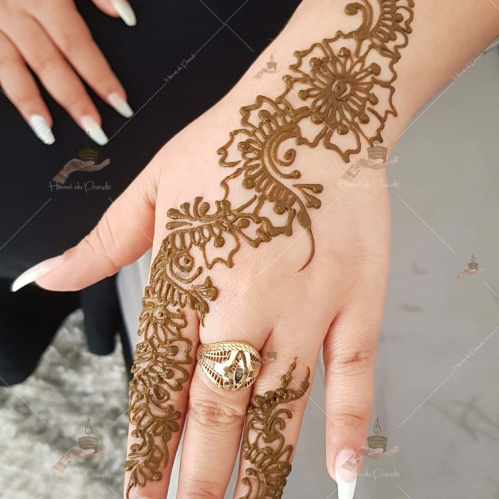 prestation henné du paradis mariage paris naturel henna henne domicile hlel tatouage fiancailles fassi mehendi day pas cher noir blanc rouge ile de france pose 78 yvelines mureaux poissy meulan argenteuil invitee main mariée