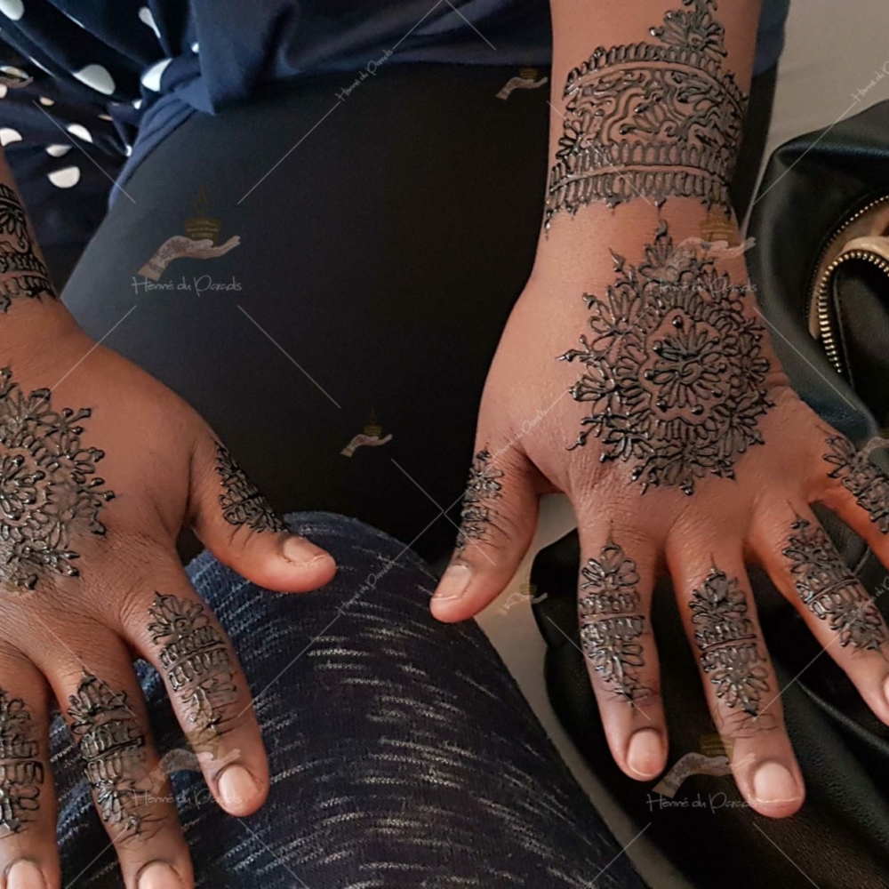 prestation henné du paradis mariage paris naturel henna henne domicile hlel tatouage fiancailles fassi mehendi day pas cher noir blanc rouge ile de france pose 78 yvelines mureaux poissy meulan argenteuil invitee main mariée