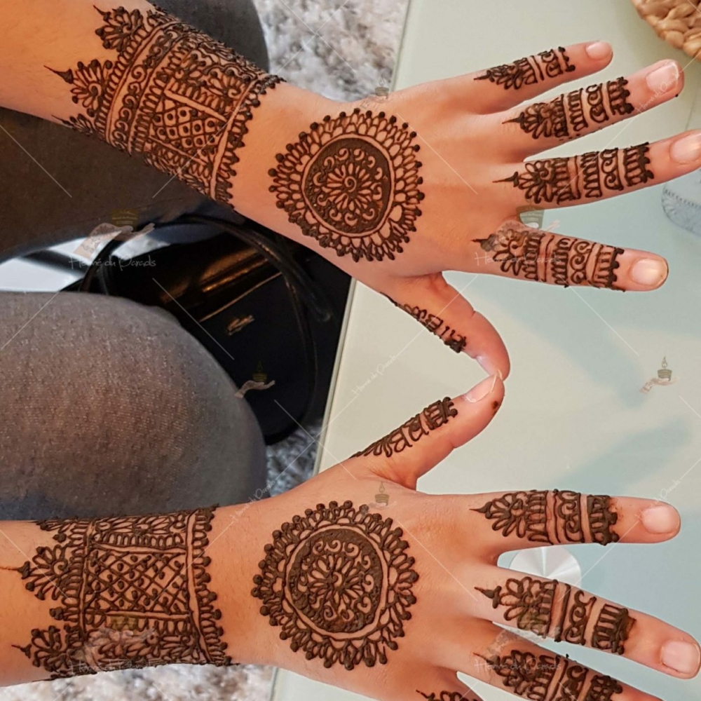 prestation henné du paradis mariage paris naturel henna henne domicile hlel tatouage fiancailles fassi mehendi day pas cher noir blanc rouge ile de france pose 78 yvelines mureaux poissy meulan argenteuil invitee main mariée