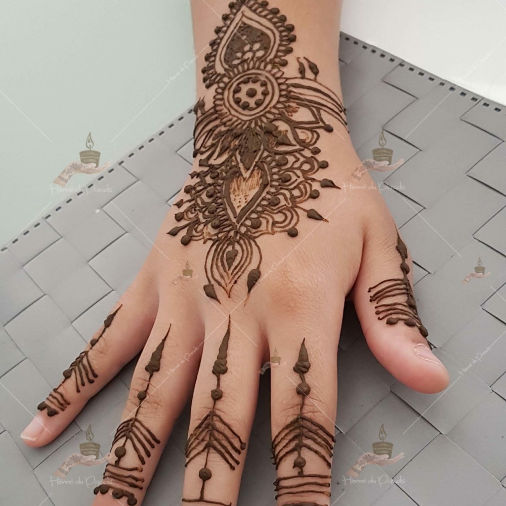 prestation henné du paradis mariage paris naturel henna henne domicile hlel tatouage fiancailles fassi mehendi day pas cher noir blanc rouge ile de france pose 78 yvelines mureaux poissy meulan argenteuil invitee main mariée