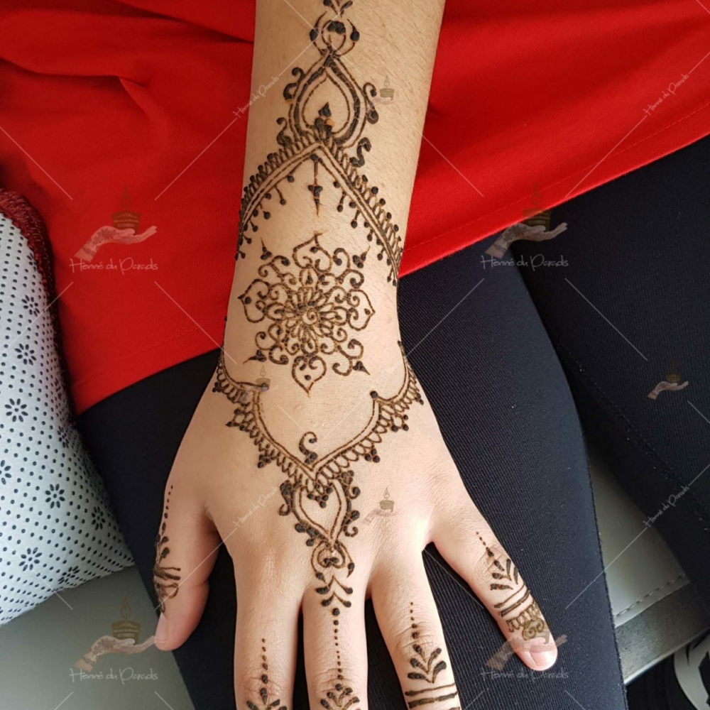 prestation henné du paradis mariage paris naturel henna henne domicile hlel tatouage fiancailles fassi mehendi day pas cher noir blanc rouge ile de france pose 78 yvelines mureaux poissy meulan argenteuil invitee main mariée