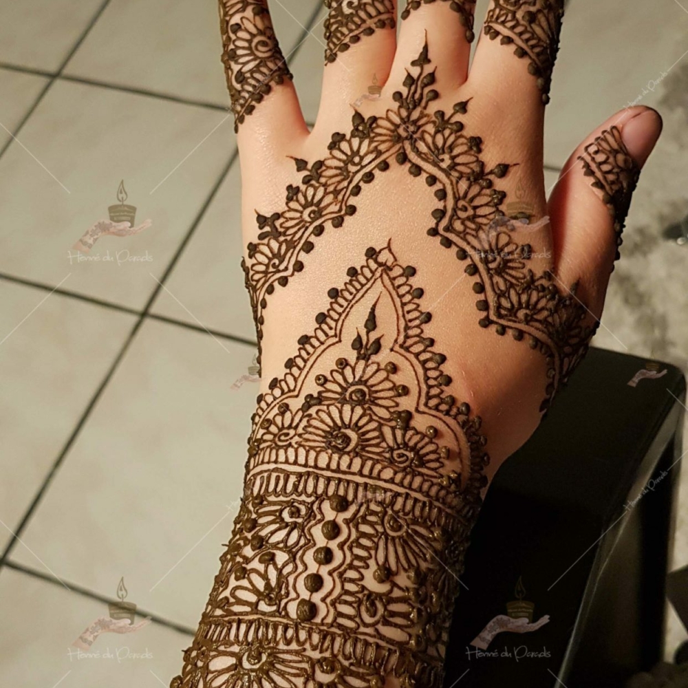 prestation henné du paradis mariage paris naturel henna henne domicile hlel tatouage fiancailles fassi mehendi day pas cher noir blanc rouge ile de france pose 78 yvelines mureaux poissy meulan argenteuil invitee main mariée