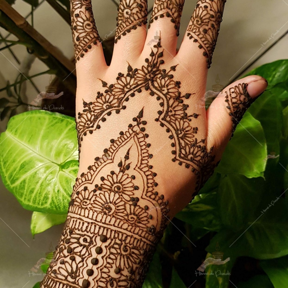 prestation henné du paradis mariage paris naturel henna henne domicile hlel tatouage fiancailles fassi mehendi day pas cher noir blanc rouge ile de france pose 78 yvelines mureaux poissy meulan argenteuil invitee main mariée