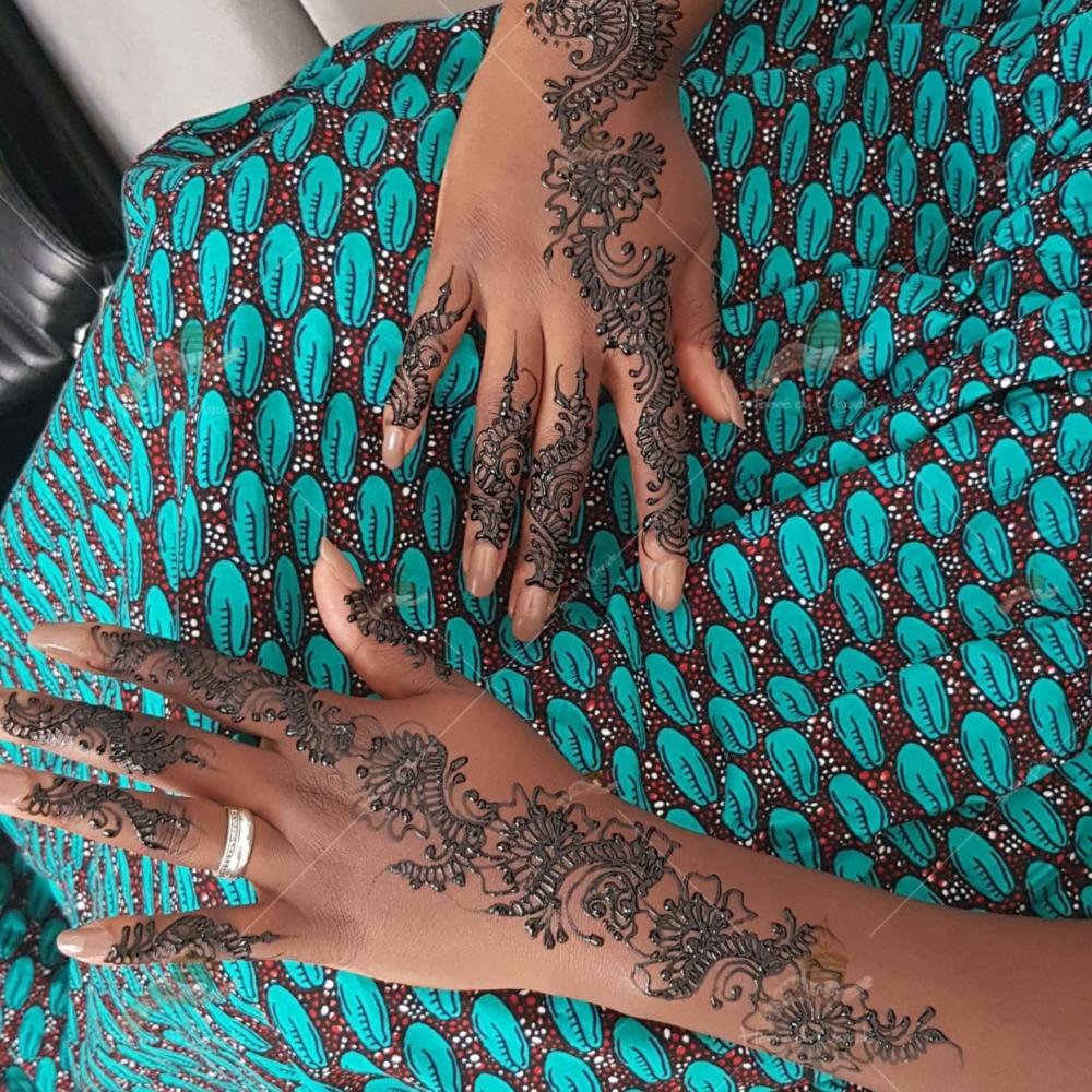 prestation henné du paradis mariage paris naturel henna henne domicile hlel tatouage fiancailles fassi mehendi day pas cher noir blanc rouge ile de france pose 78 yvelines mureaux poissy meulan argenteuil invitee main mariée