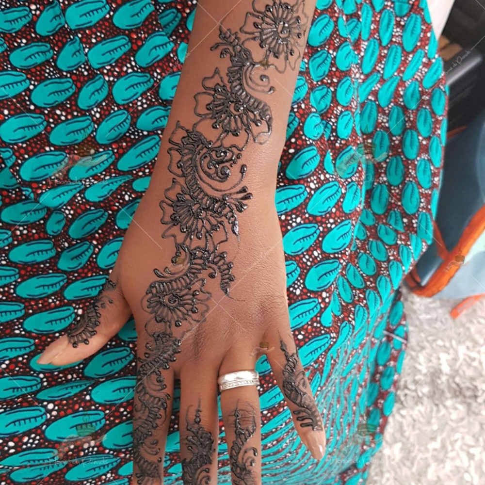 prestation henné du paradis mariage paris naturel henna henne domicile hlel tatouage fiancailles fassi mehendi day pas cher noir blanc rouge ile de france pose 78 yvelines mureaux poissy meulan argenteuil invitee main mariée