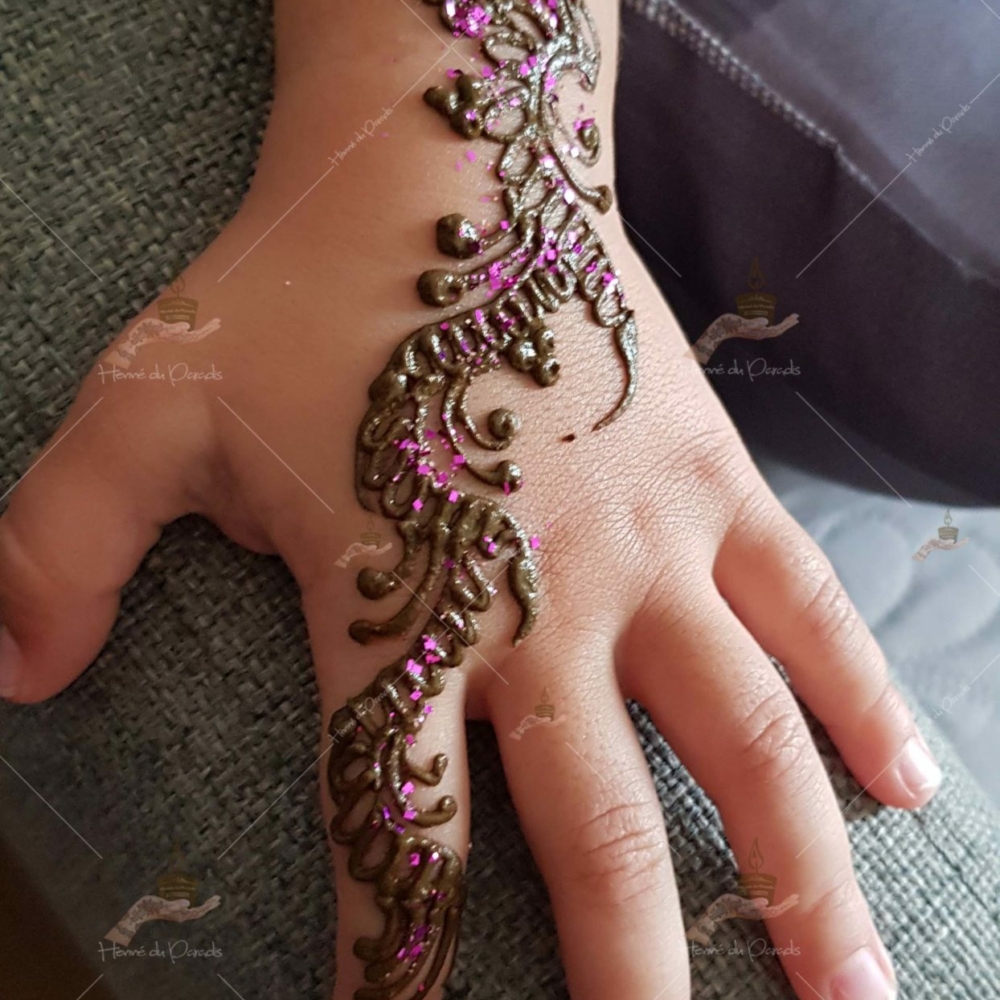 prestation henné du paradis mariage paris naturel henna henne domicile hlel tatouage fiancailles fassi mehendi day pas cher noir blanc rouge ile de france pose 78 yvelines mureaux poissy meulan argenteuil enfant invitee main mariée