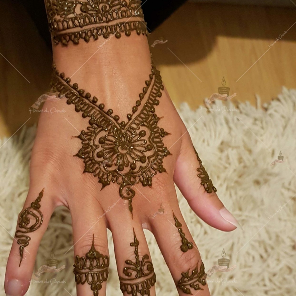 prestation henné du paradis mariage paris naturel henna henne domicile hlel tatouage fiancailles fassi mehendi day pas cher noir blanc rouge ile de france pose 78 yvelines mureaux poissy meulan argenteuil invitee main mariée