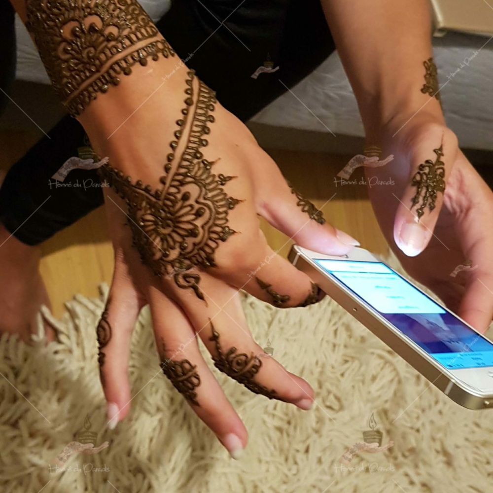 prestation henné du paradis mariage paris naturel henna henne domicile hlel tatouage fiancailles fassi mehendi day pas cher noir blanc rouge ile de france pose 78 yvelines mureaux poissy meulan argenteuil invitee main mariée