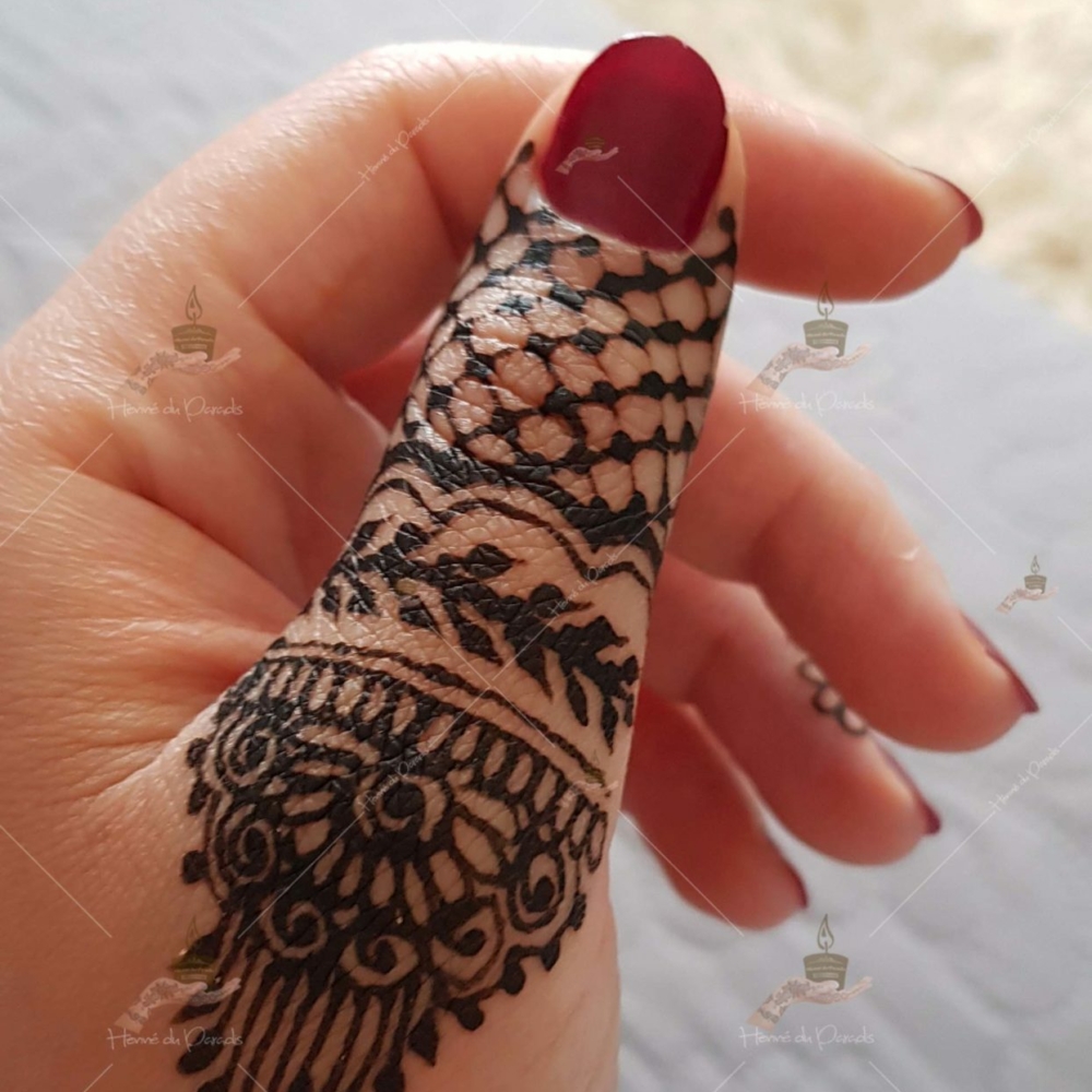 prestation henné du paradis mariage paris naturel henna henne domicile hlel tatouage fiancailles fassi mehendi day pas cher noir blanc rouge ile de france pose 78 yvelines mureaux poissy meulan argenteuil invitee main mariée