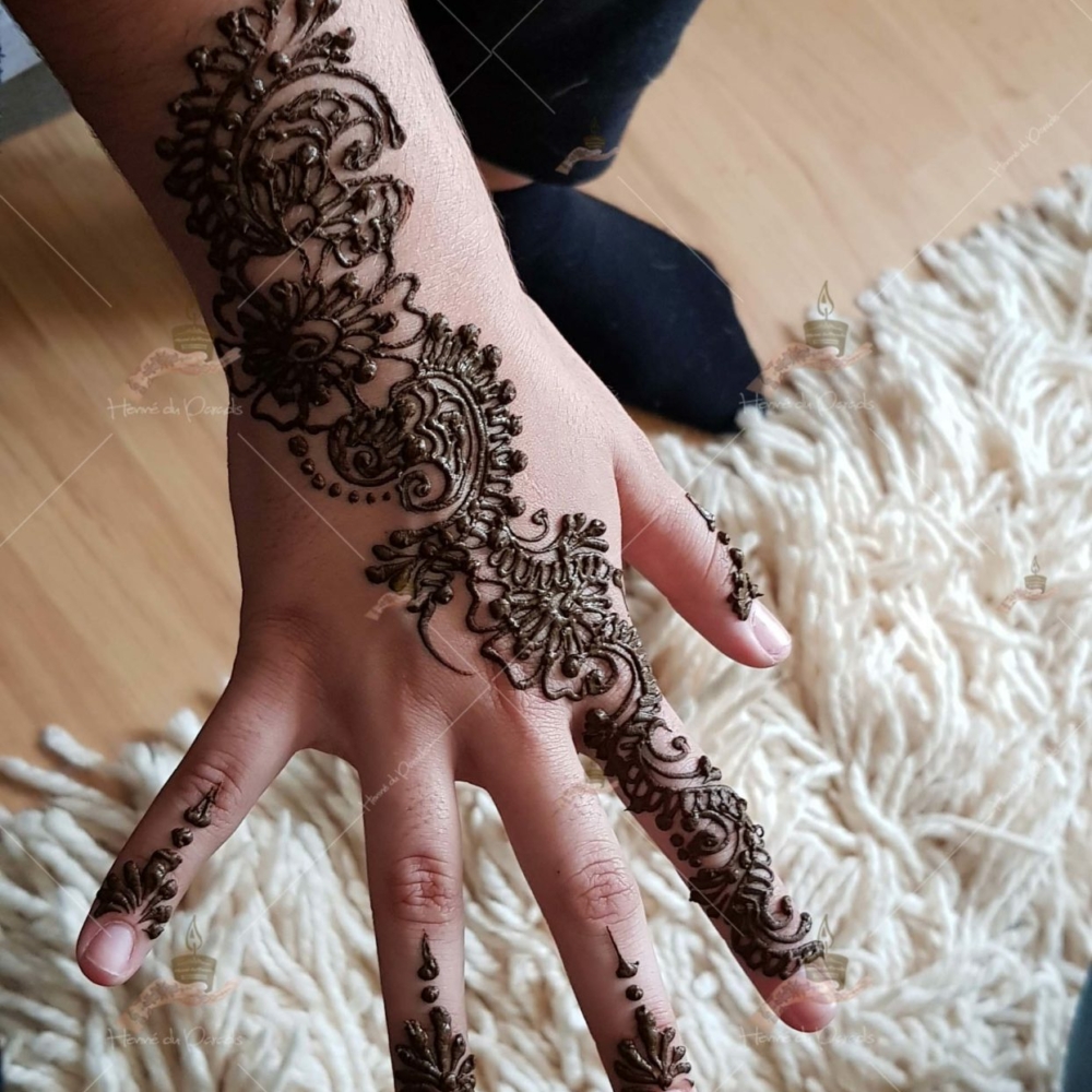 prestation henné du paradis mariage paris naturel henna henne domicile hlel tatouage fiancailles fassi mehendi day pas cher noir blanc rouge ile de france pose 78 yvelines mureaux poissy meulan argenteuil invitee main mariée