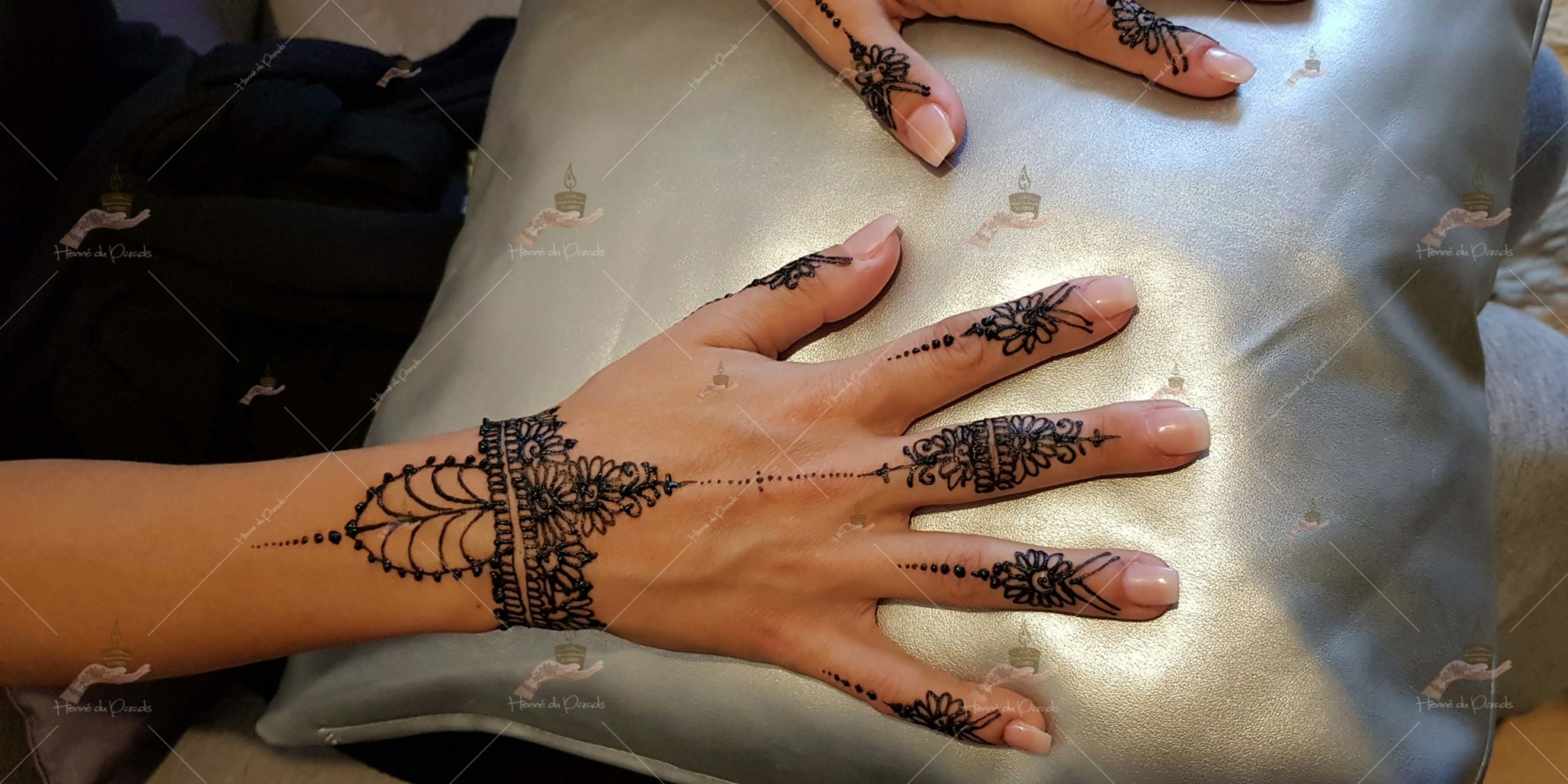 prestation henné du paradis mariage paris naturel henna henne domicile hlel tatouage fiancailles fassi mehendi day pas cher noir blanc rouge ile de france pose 78 yvelines mureaux poissy meulan argenteuil invitee main mariée