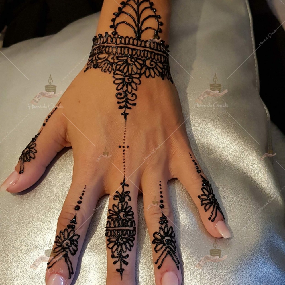 prestation henné du paradis mariage paris naturel henna henne domicile hlel tatouage fiancailles fassi mehendi day pas cher noir blanc rouge ile de france pose 78 yvelines mureaux poissy meulan argenteuil invitee main mariée