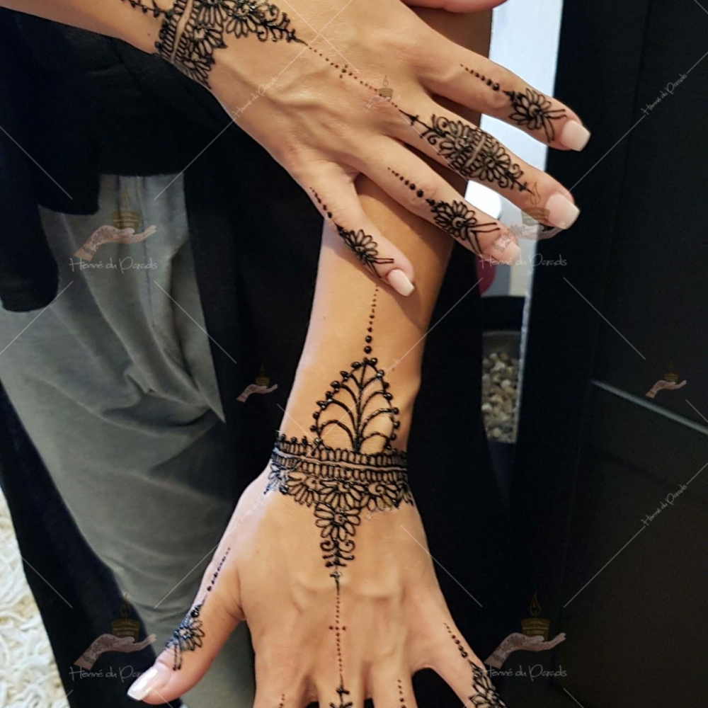 prestation henné du paradis mariage paris naturel henna henne domicile hlel tatouage fiancailles fassi mehendi day pas cher noir blanc rouge ile de france pose 78 yvelines mureaux poissy meulan argenteuil invitee main mariée