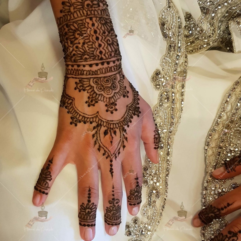 prestation henné du paradis mariage paris naturel henna henne domicile hlel tatouage fiancailles fassi mehendi day pas cher noir blanc rouge ile de france pose 78 yvelines mureaux poissy meulan argenteuil invitee main mariée