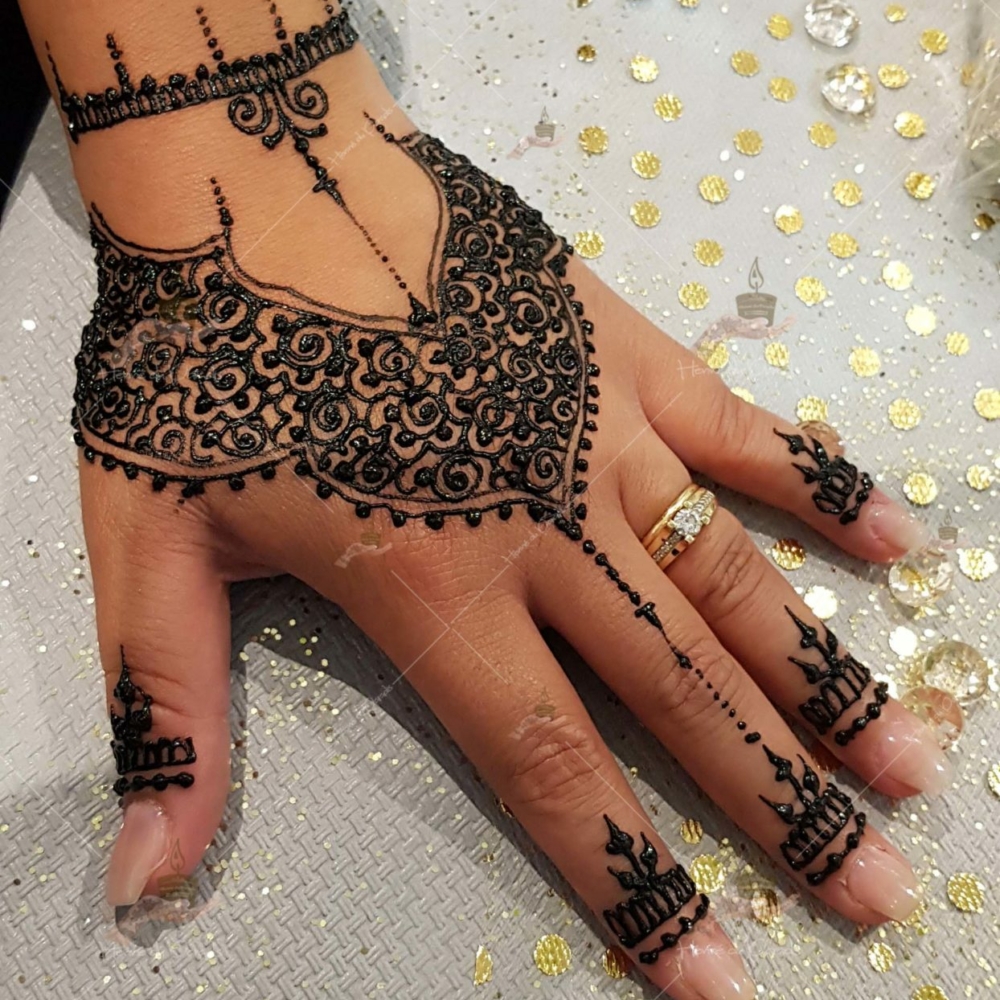 prestation henné du paradis mariage paris naturel henna henne domicile hlel tatouage fiancailles fassi mehendi day pas cher noir blanc rouge ile de france pose 78 yvelines mureaux poissy meulan argenteuil invitee main mariée