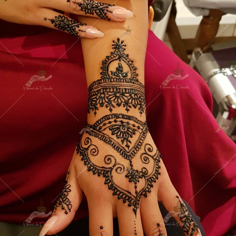 prestation henné du paradis mariage paris naturel henna henne domicile hlel tatouage fiancailles fassi mehendi day pas cher noir blanc rouge ile de france pose 78 yvelines mureaux poissy meulan argenteuil invitee main mariée