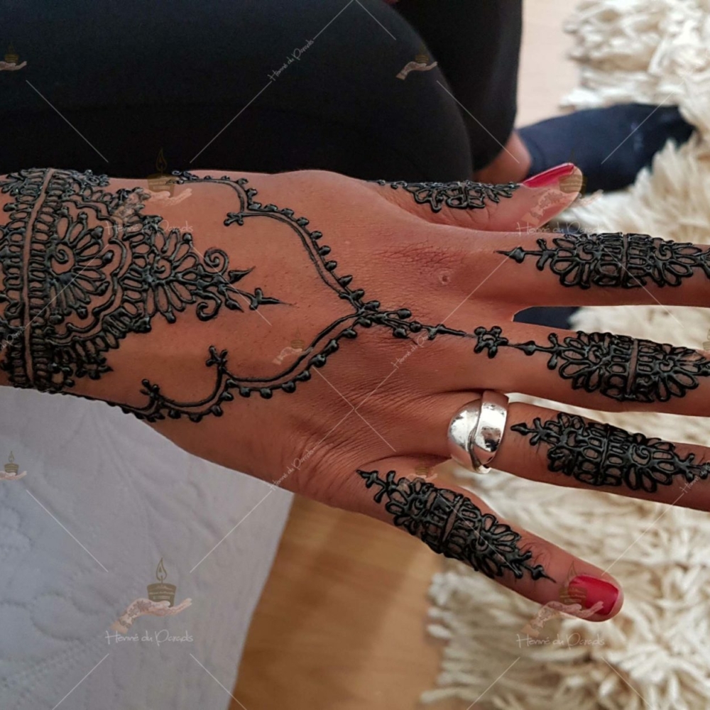 prestation henné du paradis mariage paris naturel henna henne domicile hlel tatouage fiancailles fassi mehendi day pas cher noir blanc rouge ile de france pose 78 yvelines mureaux poissy meulan argenteuil invitee main mariée