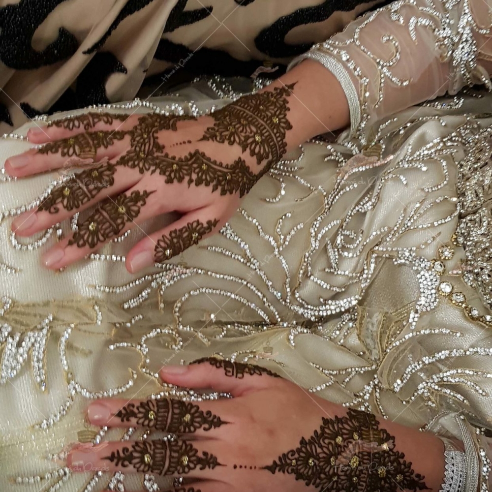 prestation henné du paradis mariage paris naturel henna henne domicile hlel tatouage fiancailles fassi mehendi day pas cher noir blanc rouge ile de france pose 78 yvelines mureaux poissy meulan argenteuil invitee main mariée