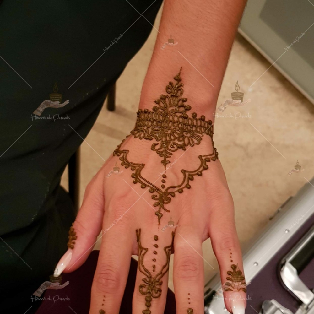 prestation henné du paradis mariage paris naturel henna henne domicile hlel tatouage fiancailles fassi mehendi day pas cher noir blanc rouge ile de france pose 78 yvelines mureaux poissy meulan argenteuil invitee main mariée