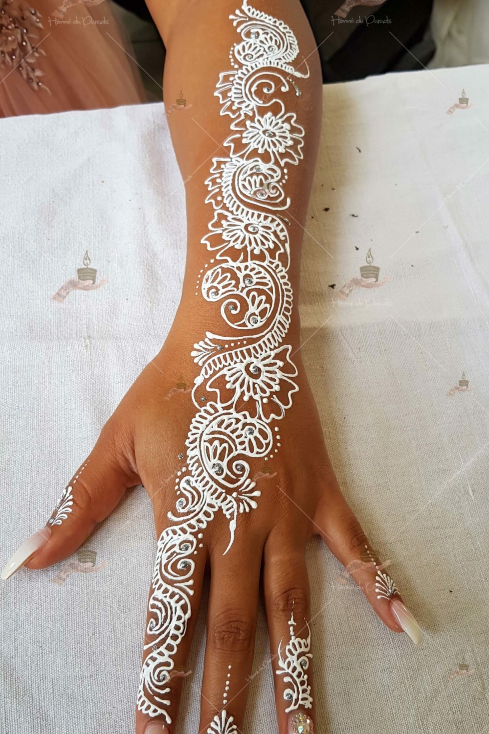 prestation henné du paradis mariage paris naturel henna henne domicile hlel tatouage fiancailles fassi mehendi day pas cher noir blanc rouge ile de france pose 78 yvelines mureaux poissy meulan argenteuil invitee main mariée