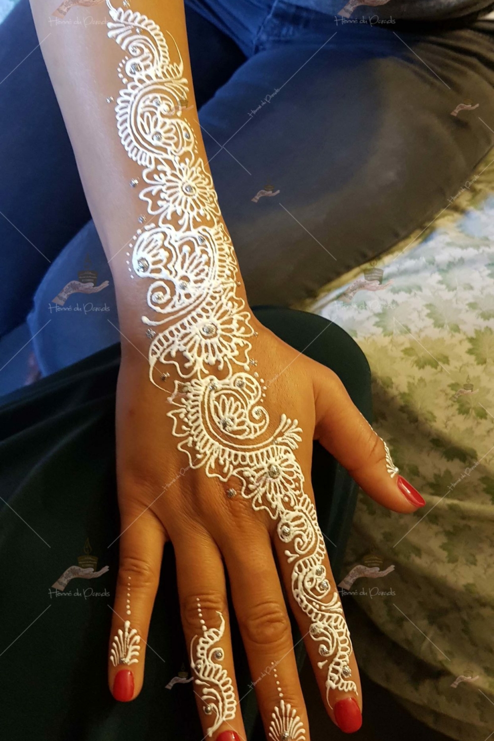 prestation henné du paradis mariage paris naturel henna henne domicile hlel tatouage fiancailles fassi mehendi day pas cher noir blanc rouge ile de france pose 78 yvelines mureaux poissy meulan argenteuil invitee main mariée