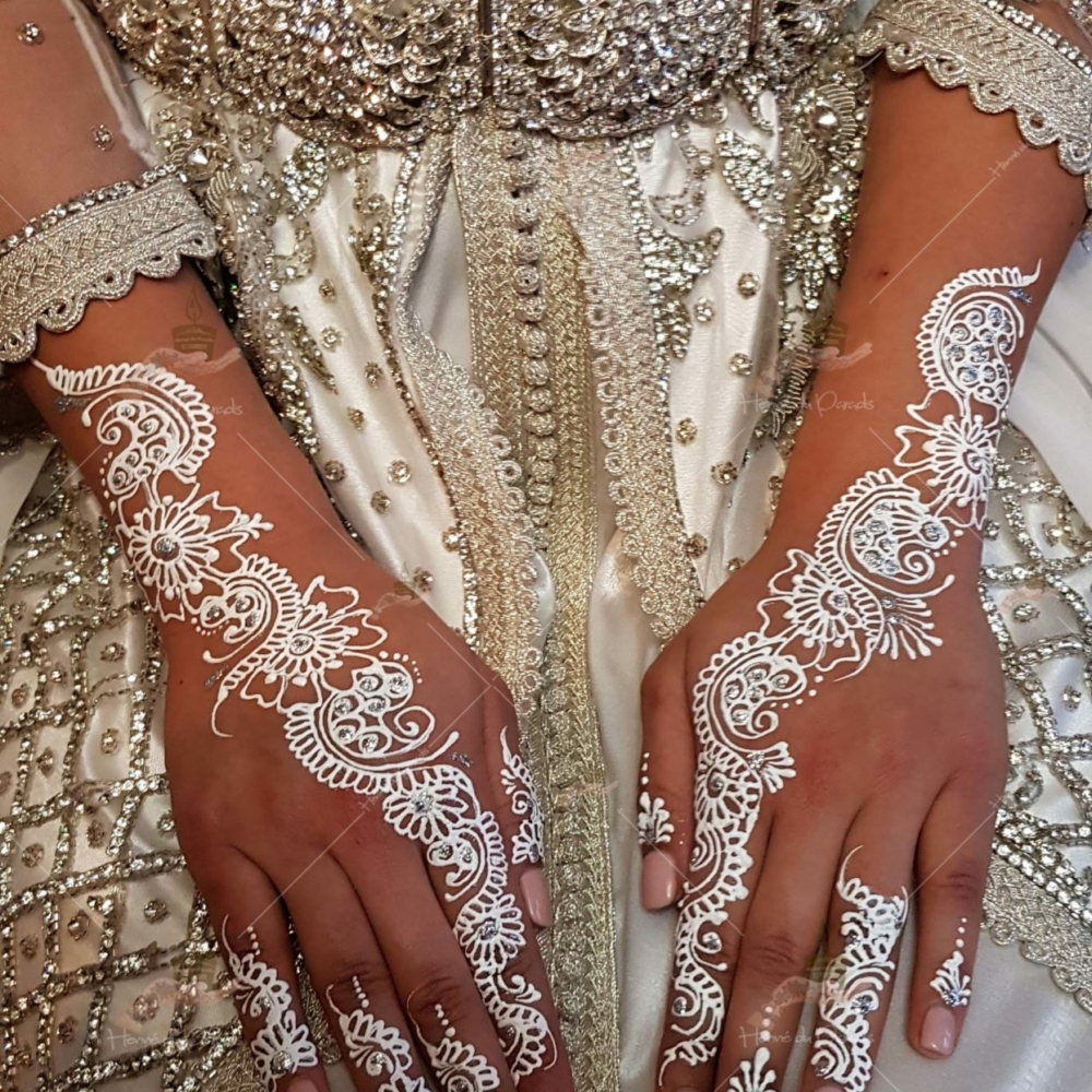 prestation henné du paradis mariage paris naturel henna henne domicile hlel tatouage fiancailles fassi mehendi day pas cher noir blanc rouge ile de france pose 78 yvelines mureaux poissy meulan argenteuil invitee main mariée