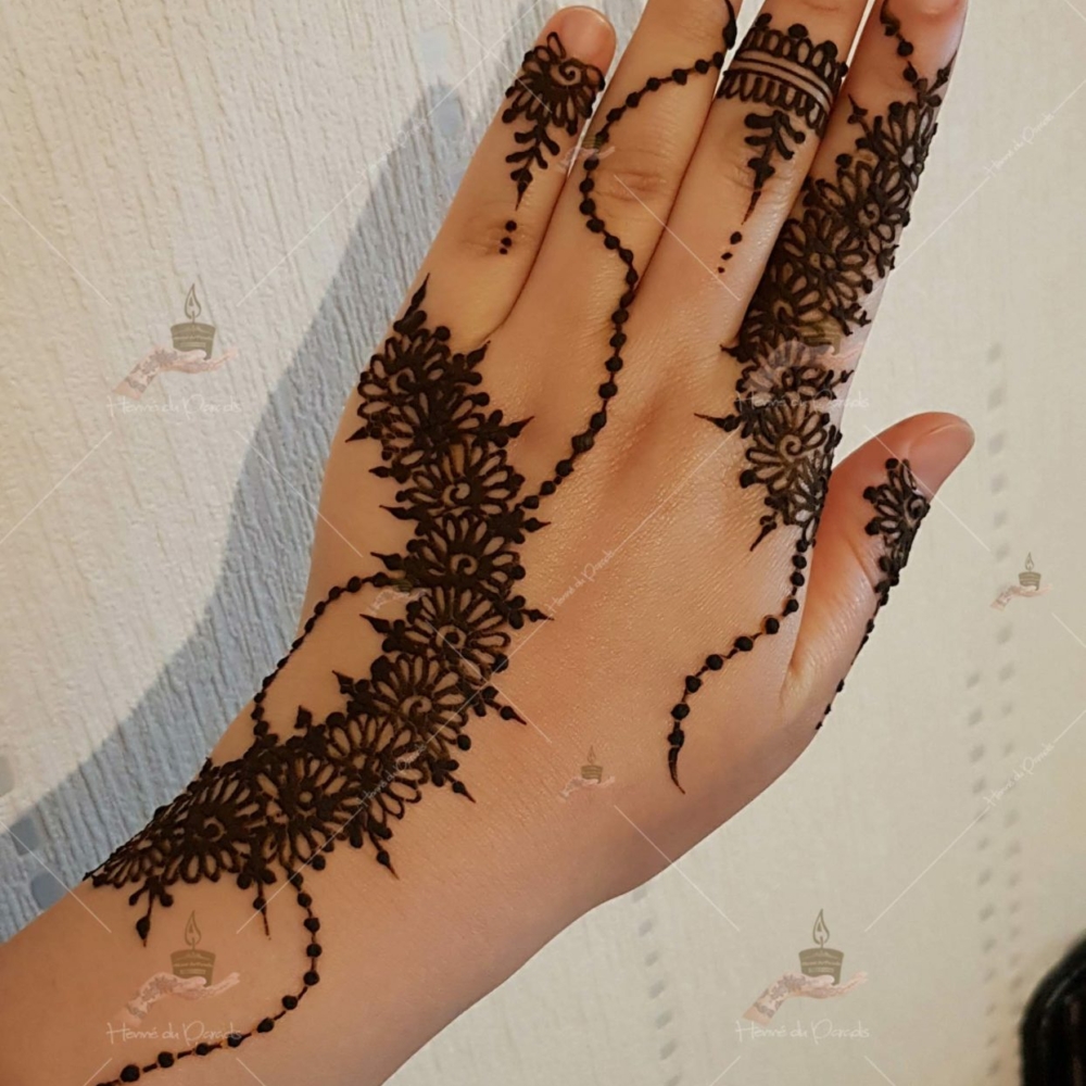 prestation henné du paradis mariage paris naturel henna henne domicile hlel tatouage fiancailles fassi mehendi day pas cher noir blanc rouge ile de france pose 78 yvelines mureaux poissy meulan argenteuil invitee main mariée