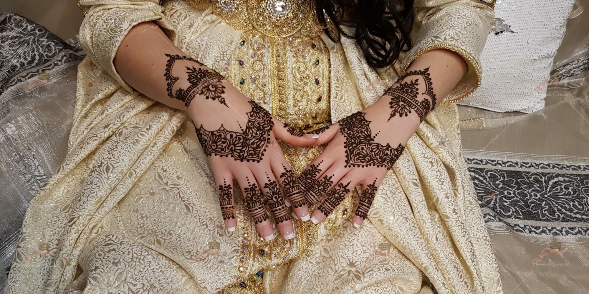 prestation henné du paradis mariage paris naturel henna henne domicile hlel tatouage fiancailles fassi mehendi day pas cher noir blanc rouge ile de france pose 78 yvelines mureaux poissy meulan argenteuil invitee main mariée