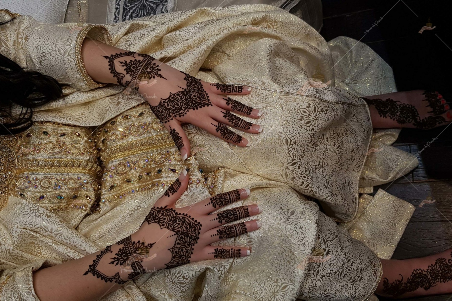 prestation fiançailles noir rouge Argenteuil invitée prix main dos cheville fête corps tatto déplacement pied blanc henné naturel qualité mariage Paris henna henne domicile paradis hlel tatouage fiancailles fassi mehendi day pas cher ile france pose 78 yvelines mureaux poissy meulan