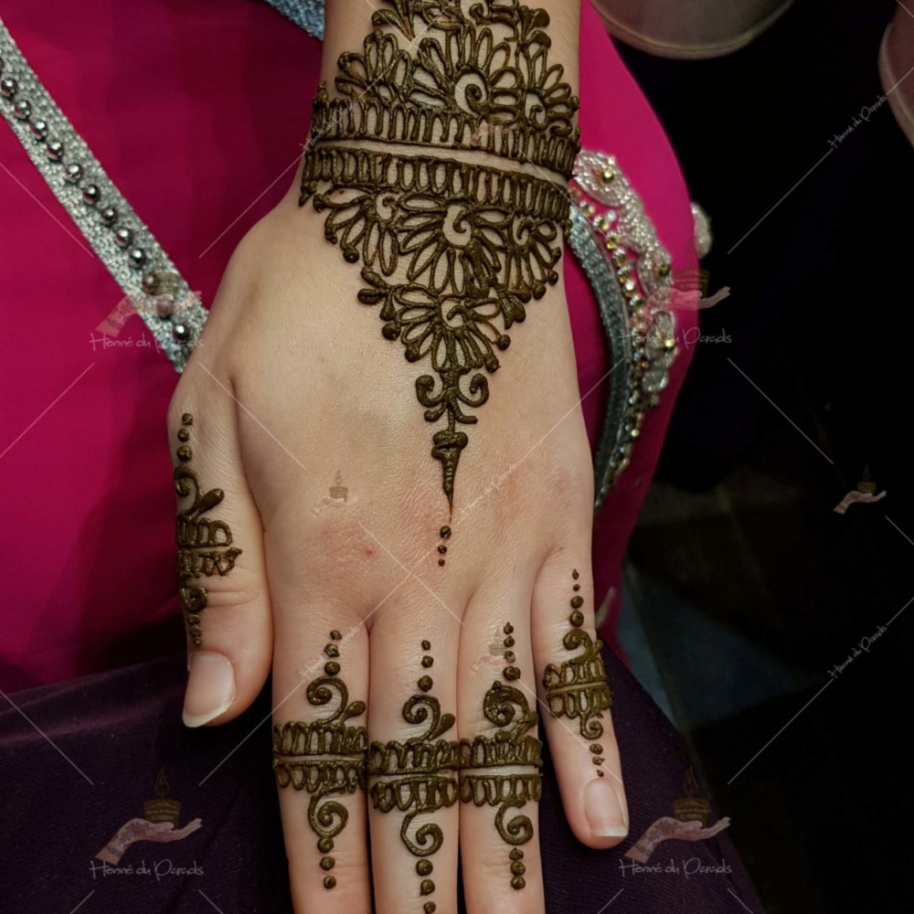 prestation henné du paradis mariage paris naturel henna henne domicile hlel tatouage fiancailles fassi mehendi day pas cher noir blanc rouge ile de france pose 78 yvelines mureaux poissy meulan argenteuil invitee main mariée