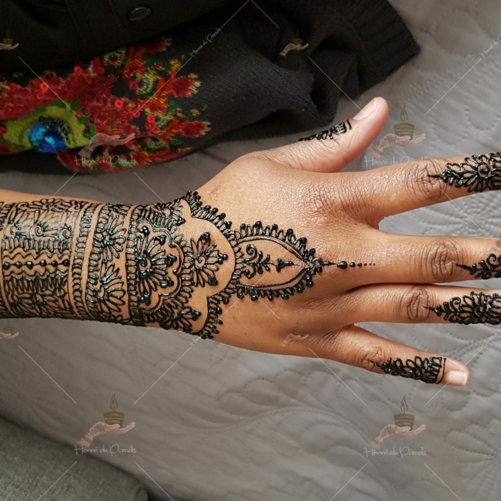 prestation henné du paradis mariage paris naturel henna henne domicile hlel tatouage fiancailles fassi mehendi day pas cher noir blanc rouge ile de france pose 78 yvelines mureaux poissy meulan argenteuil invitee main mariée