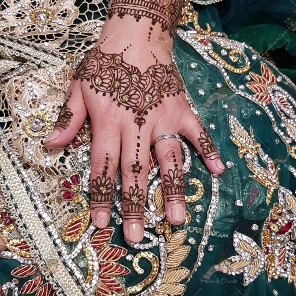 prestation henné du paradis mariage paris naturel henna henne domicile hlel tatouage fiancailles fassi mehendi day pas cher noir blanc rouge ile de france pose 78 yvelines mureaux poissy meulan argenteuil invitee main mariée