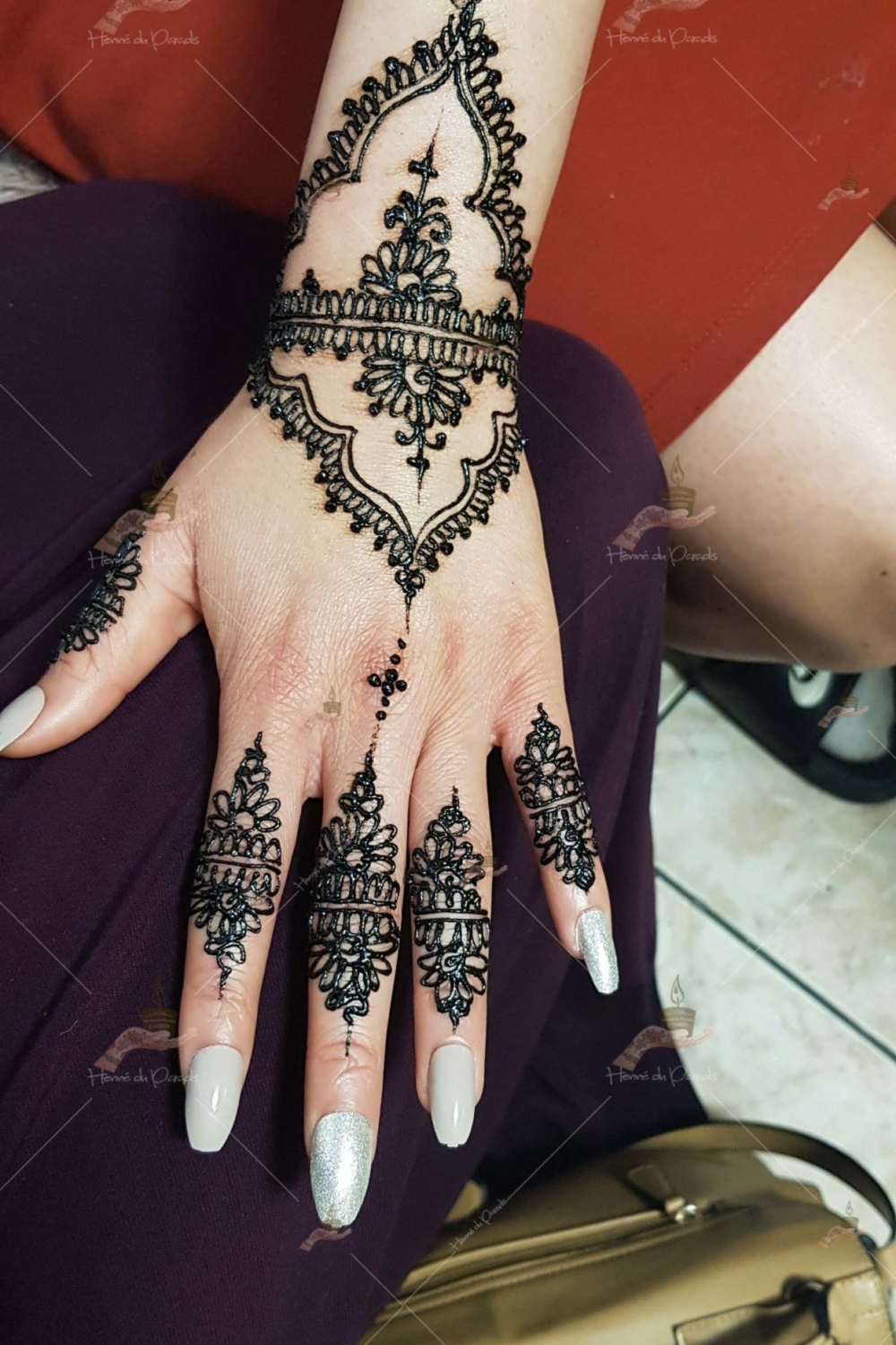 prestation henné du paradis mariage paris naturel henna henne domicile hlel tatouage fiancailles fassi mehendi day pas cher noir blanc rouge ile de france pose 78 yvelines mureaux poissy meulan argenteuil invitee main mariée