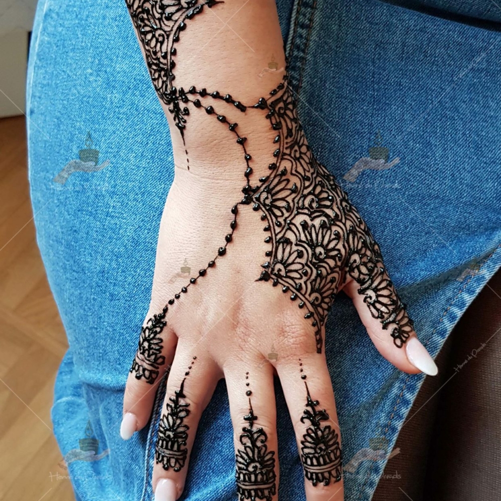 prestation henné du paradis mariage paris naturel henna henne domicile hlel tatouage fiancailles fassi mehendi day pas cher noir blanc rouge ile de france pose 78 yvelines mureaux poissy meulan argenteuil invitee main mariée