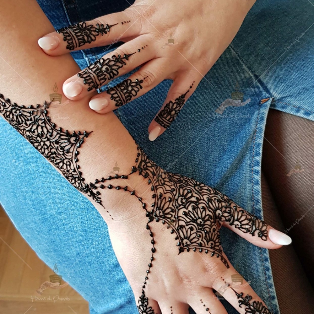 prestation henné du paradis mariage paris naturel henna henne domicile hlel tatouage fiancailles fassi mehendi day pas cher noir blanc rouge ile de france pose 78 yvelines mureaux poissy meulan argenteuil invitee main mariée