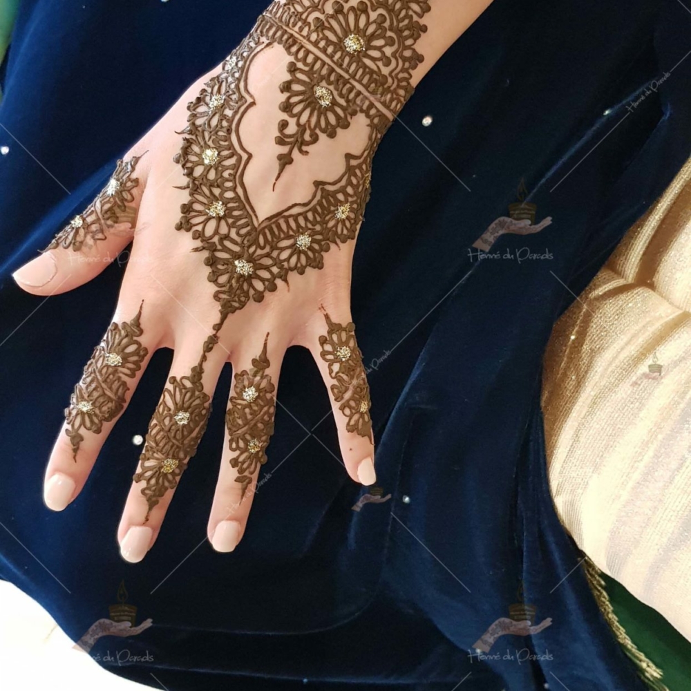 prestation henné du paradis mariage paris naturel henna henne domicile hlel tatouage fiancailles fassi mehendi day pas cher noir blanc rouge ile de france pose 78 yvelines mureaux poissy meulan argenteuil invitee main mariée