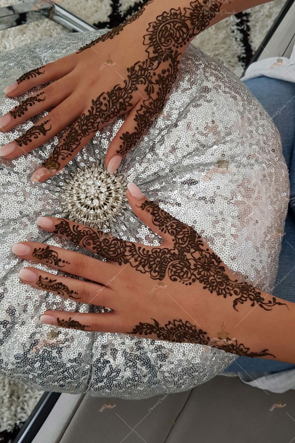 prestation henné du paradis mariage paris naturel henna henne domicile hlel tatouage fiancailles fassi mehendi day pas cher noir blanc rouge ile de france pose 78 yvelines mureaux poissy meulan argenteuil invitee main mariée