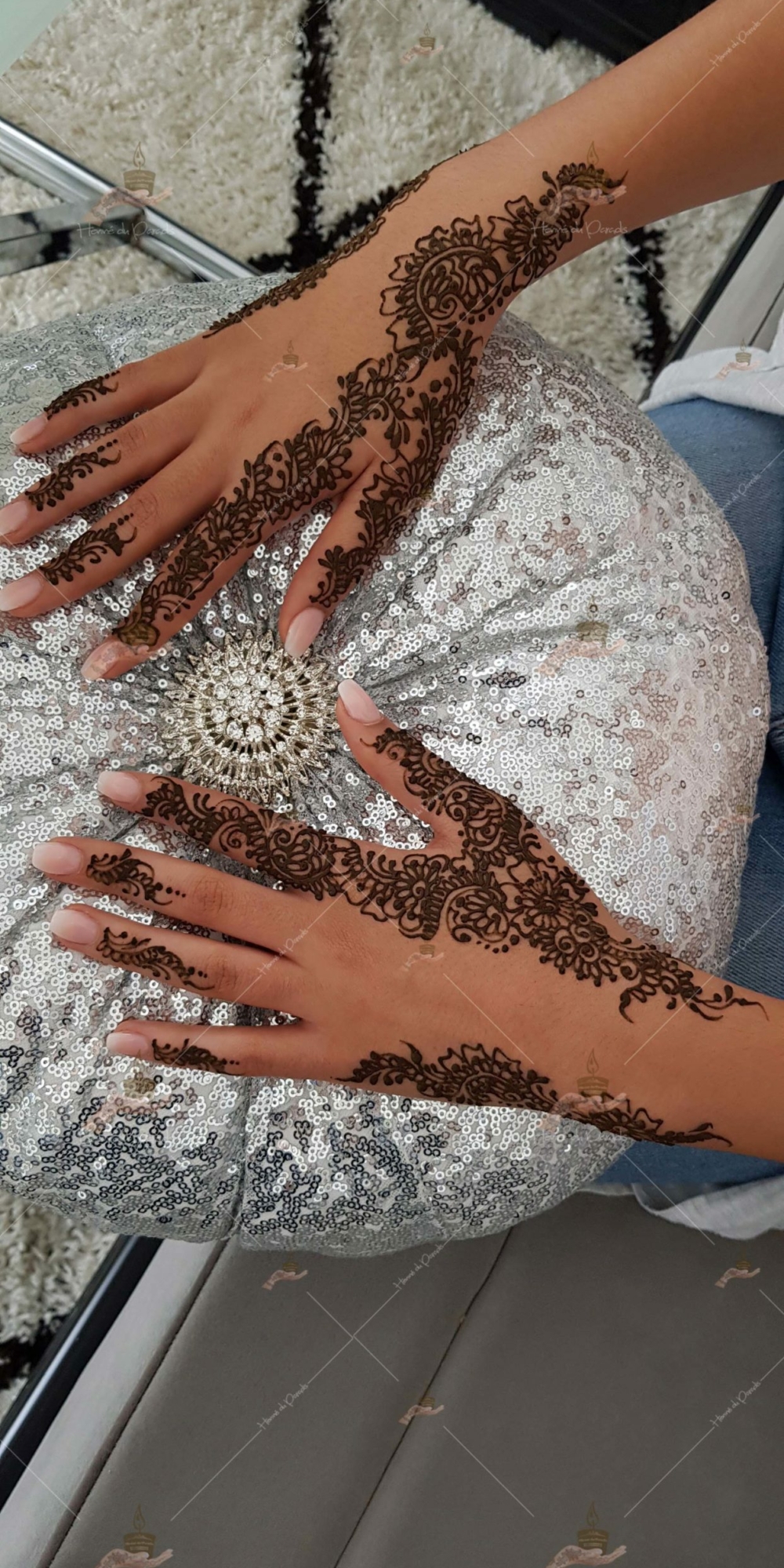 prestation fiançailles noir rouge Argenteuil invitée prix main dos cheville fête corps tatto déplacement pied blanc henné naturel qualité mariage Paris henna henne domicile paradis hlel tatouage fiancailles fassi mehendi day pas cher ile france pose 78 yvelines mureaux poissy meulan