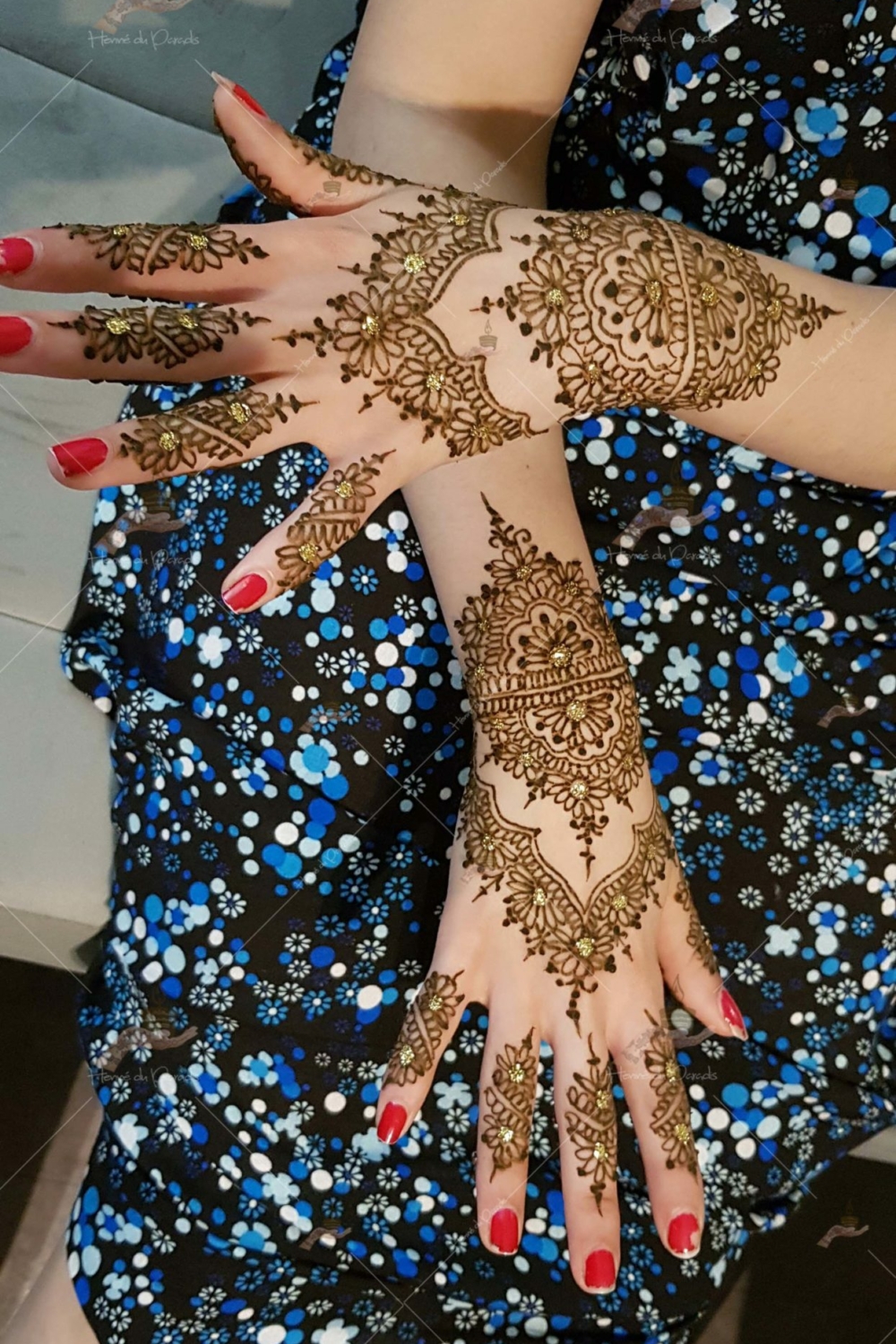 prestation henné du paradis mariage paris naturel henna henne domicile hlel tatouage fiancailles fassi mehendi day pas cher noir blanc rouge ile de france pose 78 yvelines mureaux poissy meulan argenteuil invitee main mariée