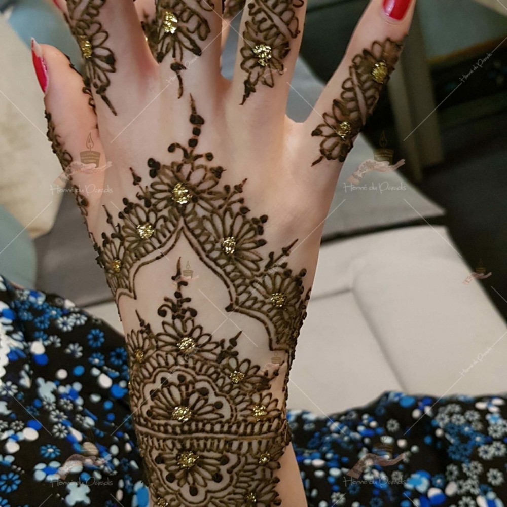 prestation henné du paradis mariage paris naturel henna henne domicile hlel tatouage fiancailles fassi mehendi day pas cher noir blanc rouge ile de france pose 78 yvelines mureaux poissy meulan argenteuil invitee main mariée