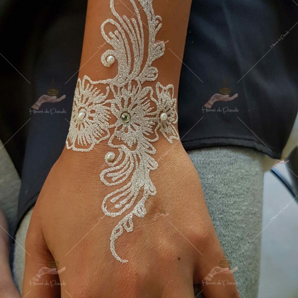 prestation henné du paradis mariage paris naturel henna henne domicile hlel tatouage fiancailles fassi mehendi day pas cher noir blanc rouge ile de france pose 78 yvelines mureaux poissy meulan paillette argenteuil invitee main mariée