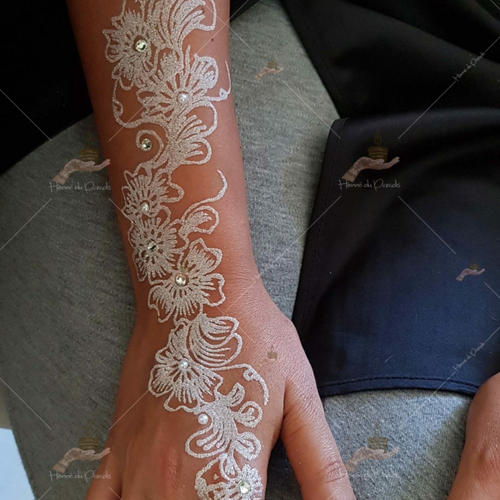 prestation henné du paradis mariage paris naturel henna henne domicile hlel tatouage fiancailles fassi mehendi day pas cher noir blanc rouge ile de france pose 78 yvelines mureaux poissy meulan argenteuil invitee paillette main mariée