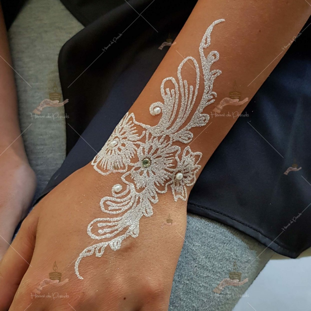 prestation henné du paradis mariage paris naturel henna henne domicile hlel tatouage fiancailles fassi mehendi day pas cher noir blanc rouge ile de france pose 78 yvelines mureaux poissy meulan paillette argenteuil invitee main mariée