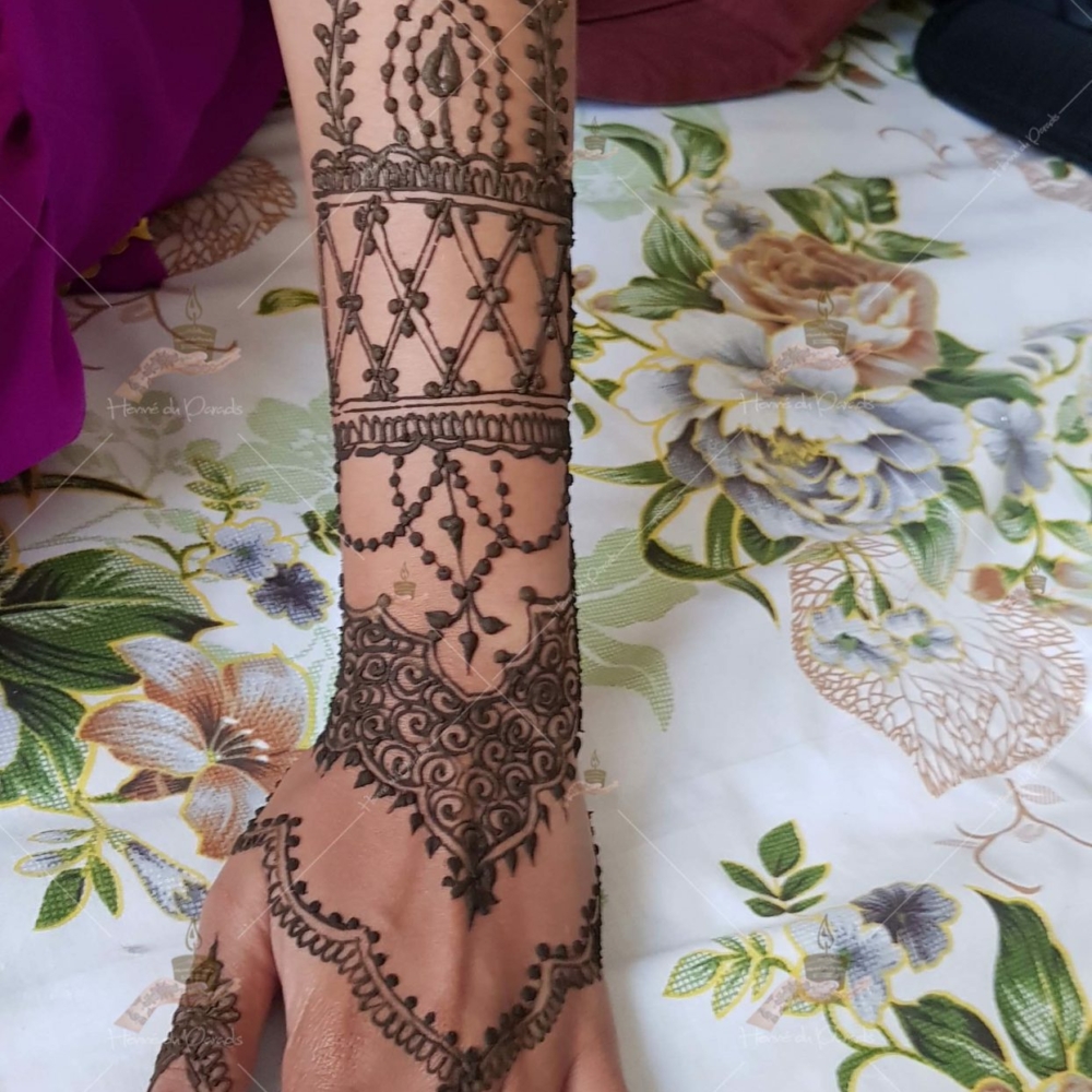 prestation henné du paradis mariage paris naturel henna henne domicile hlel tatouage fiancailles fassi mehendi day pas cher noir blanc rouge ile de france pose 78 yvelines mureaux poissy meulan argenteuil invitee main mariée